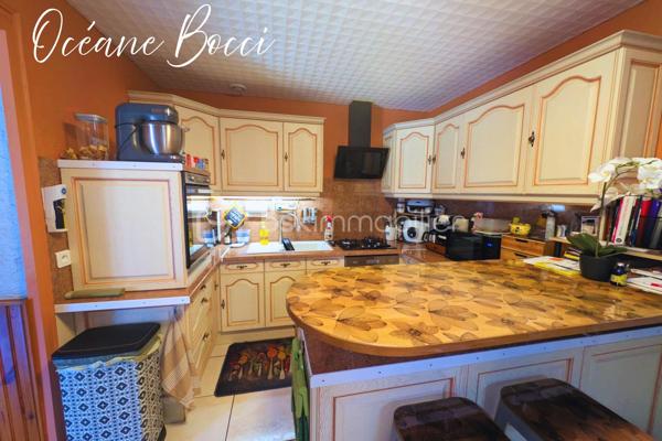 Charmante maison familiale - 5 chambres - 140 m² habitable édifiée sur un sous-sol total, le tout sur un terrain entièrement clos d'environ 1200 m².

Au RDC : Entrée, cuisine meublée équipée ouverte sur un beau salon/séjour, une véranda conçu de façon a apporter une pièce de vie supplémentaire, 1 WC, 2 chambres

A l'étage : 1 pièce palière, 2 chambres, 1 bureau.

Au sous-sol : 1 cuisine d'été, 1 buanderie, 1 cave, 1 chambre, 1 garage avec porte motorisée

A l’extérieur : Grande terrasse avec pergola bio-climatique, 1 grand garage, 1 car-port, 2 accès avec portail motorisé.

Chacune des pièces sont équipées de la climatisation réversible, un pôle à granules programmable est présent dans le salon, les panneaux solaires présents permettent une autoconsommation, un puits fonctionnel alimente le réseau d'arrosage extérieur ainsi qu'une partie de la buanderie.

Afin de venir découvrir par vous-même votre futur maison, décrochez vite votre téléphone et programmons ensemble une visite !