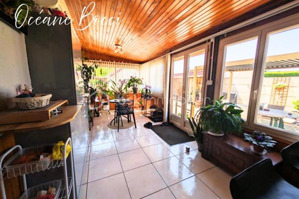 Charmante maison familiale - 5 chambres - 140 m² habitable édifiée sur un sous-sol total, le tout sur un terrain entièrement clos d'environ 1200 m².

Au RDC : Entrée, cuisine meublée équipée ouverte sur un beau salon/séjour, une véranda conçu de façon a apporter une pièce de vie supplémentaire, 1 WC, 2 chambres

A l'étage : 1 pièce palière, 2 chambres, 1 bureau.

Au sous-sol : 1 cuisine d'été, 1 buanderie, 1 cave, 1 chambre, 1 garage avec porte motorisée

A l’extérieur : Grande terrasse avec pergola bio-climatique, 1 grand garage, 1 car-port, 2 accès avec portail motorisé.

Chacune des pièces sont équipées de la climatisation réversible, un pôle à granules programmable est présent dans le salon, les panneaux solaires présents permettent une autoconsommation, un puits fonctionnel alimente le réseau d'arrosage extérieur ainsi qu'une partie de la buanderie.

Afin de venir découvrir par vous-même votre futur maison, décrochez vite votre téléphone et programmons ensemble une visite !