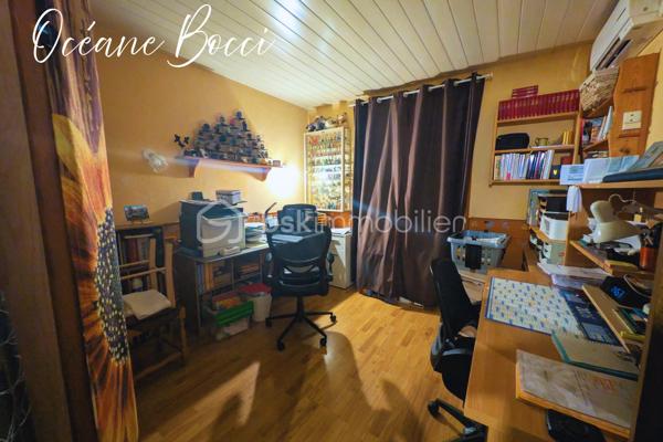 Charmante maison familiale - 5 chambres - 140 m² habitable édifiée sur un sous-sol total, le tout sur un terrain entièrement clos d'environ 1200 m².

Au RDC : Entrée, cuisine meublée équipée ouverte sur un beau salon/séjour, une véranda conçu de façon a apporter une pièce de vie supplémentaire, 1 WC, 2 chambres

A l'étage : 1 pièce palière, 2 chambres, 1 bureau.

Au sous-sol : 1 cuisine d'été, 1 buanderie, 1 cave, 1 chambre, 1 garage avec porte motorisée

A l’extérieur : Grande terrasse avec pergola bio-climatique, 1 grand garage, 1 car-port, 2 accès avec portail motorisé.

Chacune des pièces sont équipées de la climatisation réversible, un pôle à granules programmable est présent dans le salon, les panneaux solaires présents permettent une autoconsommation, un puits fonctionnel alimente le réseau d'arrosage extérieur ainsi qu'une partie de la buanderie.

Afin de venir découvrir par vous-même votre futur maison, décrochez vite votre téléphone et programmons ensemble une visite !