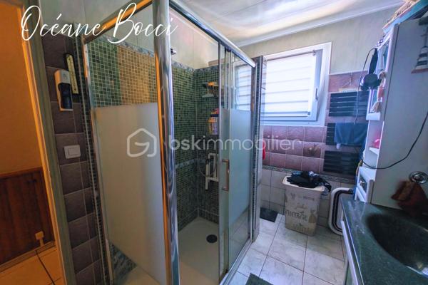 Charmante maison familiale - 5 chambres - 140 m² habitable édifiée sur un sous-sol total, le tout sur un terrain entièrement clos d'environ 1200 m².

Au RDC : Entrée, cuisine meublée équipée ouverte sur un beau salon/séjour, une véranda conçu de façon a apporter une pièce de vie supplémentaire, 1 WC, 2 chambres

A l'étage : 1 pièce palière, 2 chambres, 1 bureau.

Au sous-sol : 1 cuisine d'été, 1 buanderie, 1 cave, 1 chambre, 1 garage avec porte motorisée

A l’extérieur : Grande terrasse avec pergola bio-climatique, 1 grand garage, 1 car-port, 2 accès avec portail motorisé.

Chacune des pièces sont équipées de la climatisation réversible, un pôle à granules programmable est présent dans le salon, les panneaux solaires présents permettent une autoconsommation, un puits fonctionnel alimente le réseau d'arrosage extérieur ainsi qu'une partie de la buanderie.

Afin de venir découvrir par vous-même votre futur maison, décrochez vite votre téléphone et programmons ensemble une visite !
