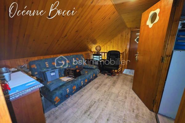 Charmante maison familiale - 5 chambres - 140 m² habitable édifiée sur un sous-sol total, le tout sur un terrain entièrement clos d'environ 1200 m².

Au RDC : Entrée, cuisine meublée équipée ouverte sur un beau salon/séjour, une véranda conçu de façon a apporter une pièce de vie supplémentaire, 1 WC, 2 chambres

A l'étage : 1 pièce palière, 2 chambres, 1 bureau.

Au sous-sol : 1 cuisine d'été, 1 buanderie, 1 cave, 1 chambre, 1 garage avec porte motorisée

A l’extérieur : Grande terrasse avec pergola bio-climatique, 1 grand garage, 1 car-port, 2 accès avec portail motorisé.

Chacune des pièces sont équipées de la climatisation réversible, un pôle à granules programmable est présent dans le salon, les panneaux solaires présents permettent une autoconsommation, un puits fonctionnel alimente le réseau d'arrosage extérieur ainsi qu'une partie de la buanderie.

Afin de venir découvrir par vous-même votre futur maison, décrochez vite votre téléphone et programmons ensemble une visite !