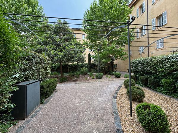 A LOUER - AIX EN PROVENCE - MAGNIFIQUE T3 AVEC UNE PLACE DE PK EN SOUS SOL - CENTRE VILLE