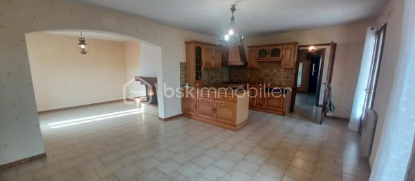 A VENDRE VILLA DE 95.43 m2 sur 865 m2 de terrain.
Habitation en rez-de-chaussée très lumineuse avec une grande pièce à vivre de 38.50 m2, avec une cheminée + insert et cet espace est climatisé. 3 chambres 1 salle de bain et douche 1 wc indépendant 1 garage de 24 m2 Terrain plat de 1084 m2. 
Le terrain plat, arboré, entièrement clôturé avec des Oliviers qui produises est son véritable atout avec une exposition Sud. Le Terrain est piscinable. La terrasse peut accueillir un BBQ. 
Un espace est dédié pour le potager, Eau du Canal et 2 Abris de jardin. Le Village est très bien desservi au niveau scolaire, transport, pharmacie, médecins et tous autres commerces. A750 à 2 minutes. 
Quartier résidentiel du village très calme. La villa a été construite en l'année 1988 et a besoin aujourd'hui d'un nouveau coup de jeune, en passant par un rafraîchissement complet pour vraiment révéler tout son joli potentiel. 
Information d'affichage énergétique sur ce bien : Classe ENERGIE C indice 179 et classe CLIMAT A indice 5. 

Votre contact pour tous renseignements et une visite. Fabrice Boubal Conseiller Bskimmobilier. Port : Voir le téléphone Mail : Contacter Agent commercial indépendant (EI). Rsac : 37815191400058 Montpellier 34 Cette annonce référence 320508 vous est présentée par votre agent commercial BSK Immobilier FABRICE BOUBAL (EI) immatriculé au RSAC de MONTPELLIER (34000) sous le numéro 37815191400058. 
Prix du bien : 299 000,00 € F.A.I
Les honoraires d'agence sont à la charge de l'acquéreur. 
A propos des performances énergétiques : Date de réalisation du diagnostic énergétique : 08/12/2025 Score DPE : 179 kWhEP/m²/an Score GES : 5 kgepCO2/m²/an Montant estimé des dépenses annuelles d'énergie pour un usage standard : entre 1198.00 € et 1620.00 € par an. 
Prix moyens des énergies indexés sur l'année 2021 (abonnements compris). Les informations sur les risques auxquels ce bien est exposé sont disponibles sur le site Géorisques : www.georisques.gouv.fr