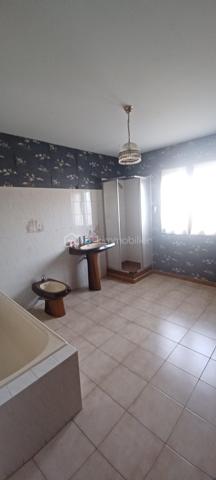 A VENDRE VILLA DE 95.43 m2 sur 865 m2 de terrain.
Habitation en rez-de-chaussée très lumineuse avec une grande pièce à vivre de 38.50 m2, avec une cheminée + insert et cet espace est climatisé. 3 chambres 1 salle de bain et douche 1 wc indépendant 1 garage de 24 m2 Terrain plat de 1084 m2. 
Le terrain plat, arboré, entièrement clôturé avec des Oliviers qui produises est son véritable atout avec une exposition Sud. Le Terrain est piscinable. La terrasse peut accueillir un BBQ. 
Un espace est dédié pour le potager, Eau du Canal et 2 Abris de jardin. Le Village est très bien desservi au niveau scolaire, transport, pharmacie, médecins et tous autres commerces. A750 à 2 minutes. 
Quartier résidentiel du village très calme. La villa a été construite en l'année 1988 et a besoin aujourd'hui d'un nouveau coup de jeune, en passant par un rafraîchissement complet pour vraiment révéler tout son joli potentiel. 
Information d'affichage énergétique sur ce bien : Classe ENERGIE C indice 179 et classe CLIMAT A indice 5. 

Votre contact pour tous renseignements et une visite. Fabrice Boubal Conseiller Bskimmobilier. Port : Voir le téléphone Mail : Contacter Agent commercial indépendant (EI). Rsac : 37815191400058 Montpellier 34 Cette annonce référence 320508 vous est présentée par votre agent commercial BSK Immobilier FABRICE BOUBAL (EI) immatriculé au RSAC de MONTPELLIER (34000) sous le numéro 37815191400058. 
Prix du bien : 299 000,00 € F.A.I
Les honoraires d'agence sont à la charge de l'acquéreur. 
A propos des performances énergétiques : Date de réalisation du diagnostic énergétique : 08/12/2025 Score DPE : 179 kWhEP/m²/an Score GES : 5 kgepCO2/m²/an Montant estimé des dépenses annuelles d'énergie pour un usage standard : entre 1198.00 € et 1620.00 € par an. 
Prix moyens des énergies indexés sur l'année 2021 (abonnements compris). Les informations sur les risques auxquels ce bien est exposé sont disponibles sur le site Géorisques : www.georisques.gouv.fr