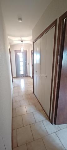 A VENDRE VILLA DE 95.43 m2 sur 865 m2 de terrain.
Habitation en rez-de-chaussée très lumineuse avec une grande pièce à vivre de 38.50 m2, avec une cheminée + insert et cet espace est climatisé. 3 chambres 1 salle de bain et douche 1 wc indépendant 1 garage de 24 m2 Terrain plat de 1084 m2. 
Le terrain plat, arboré, entièrement clôturé avec des Oliviers qui produises est son véritable atout avec une exposition Sud. Le Terrain est piscinable. La terrasse peut accueillir un BBQ. 
Un espace est dédié pour le potager, Eau du Canal et 2 Abris de jardin. Le Village est très bien desservi au niveau scolaire, transport, pharmacie, médecins et tous autres commerces. A750 à 2 minutes. 
Quartier résidentiel du village très calme. La villa a été construite en l'année 1988 et a besoin aujourd'hui d'un nouveau coup de jeune, en passant par un rafraîchissement complet pour vraiment révéler tout son joli potentiel. 
Information d'affichage énergétique sur ce bien : Classe ENERGIE C indice 179 et classe CLIMAT A indice 5. 

Votre contact pour tous renseignements et une visite. Fabrice Boubal Conseiller Bskimmobilier. Port : Voir le téléphone Mail : Contacter Agent commercial indépendant (EI). Rsac : 37815191400058 Montpellier 34 Cette annonce référence 320508 vous est présentée par votre agent commercial BSK Immobilier FABRICE BOUBAL (EI) immatriculé au RSAC de MONTPELLIER (34000) sous le numéro 37815191400058. 
Prix du bien : 299 000,00 € F.A.I
Les honoraires d'agence sont à la charge de l'acquéreur. 
A propos des performances énergétiques : Date de réalisation du diagnostic énergétique : 08/12/2025 Score DPE : 179 kWhEP/m²/an Score GES : 5 kgepCO2/m²/an Montant estimé des dépenses annuelles d'énergie pour un usage standard : entre 1198.00 € et 1620.00 € par an. 
Prix moyens des énergies indexés sur l'année 2021 (abonnements compris). Les informations sur les risques auxquels ce bien est exposé sont disponibles sur le site Géorisques : www.georisques.gouv.fr
