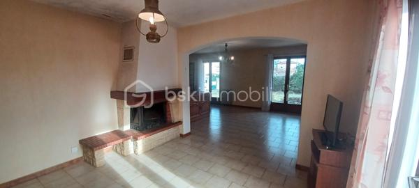 A VENDRE VILLA DE 95.43 m2 sur 865 m2 de terrain.
Habitation en rez-de-chaussée très lumineuse avec une grande pièce à vivre de 38.50 m2, avec une cheminée + insert et cet espace est climatisé. 3 chambres 1 salle de bain et douche 1 wc indépendant 1 garage de 24 m2 Terrain plat de 1084 m2. 
Le terrain plat, arboré, entièrement clôturé avec des Oliviers qui produises est son véritable atout avec une exposition Sud. Le Terrain est piscinable. La terrasse peut accueillir un BBQ. 
Un espace est dédié pour le potager, Eau du Canal et 2 Abris de jardin. Le Village est très bien desservi au niveau scolaire, transport, pharmacie, médecins et tous autres commerces. A750 à 2 minutes. 
Quartier résidentiel du village très calme. La villa a été construite en l'année 1988 et a besoin aujourd'hui d'un nouveau coup de jeune, en passant par un rafraîchissement complet pour vraiment révéler tout son joli potentiel. 
Information d'affichage énergétique sur ce bien : Classe ENERGIE C indice 179 et classe CLIMAT A indice 5. 

Votre contact pour tous renseignements et une visite. Fabrice Boubal Conseiller Bskimmobilier. Port : Voir le téléphone Mail : Contacter Agent commercial indépendant (EI). Rsac : 37815191400058 Montpellier 34 Cette annonce référence 320508 vous est présentée par votre agent commercial BSK Immobilier FABRICE BOUBAL (EI) immatriculé au RSAC de MONTPELLIER (34000) sous le numéro 37815191400058. 
Prix du bien : 299 000,00 € F.A.I
Les honoraires d'agence sont à la charge de l'acquéreur. 
A propos des performances énergétiques : Date de réalisation du diagnostic énergétique : 08/12/2025 Score DPE : 179 kWhEP/m²/an Score GES : 5 kgepCO2/m²/an Montant estimé des dépenses annuelles d'énergie pour un usage standard : entre 1198.00 € et 1620.00 € par an. 
Prix moyens des énergies indexés sur l'année 2021 (abonnements compris). Les informations sur les risques auxquels ce bien est exposé sont disponibles sur le site Géorisques : www.georisques.gouv.fr