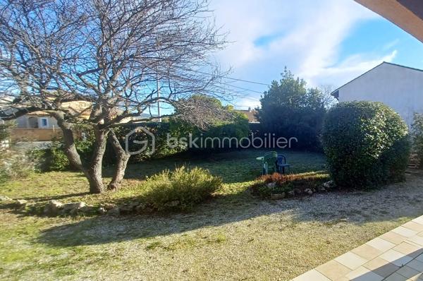 A VENDRE VILLA DE 95.43 m2 sur 865 m2 de terrain.
Habitation en rez-de-chaussée très lumineuse avec une grande pièce à vivre de 38.50 m2, avec une cheminée + insert et cet espace est climatisé. 3 chambres 1 salle de bain et douche 1 wc indépendant 1 garage de 24 m2 Terrain plat de 1084 m2. 
Le terrain plat, arboré, entièrement clôturé avec des Oliviers qui produises est son véritable atout avec une exposition Sud. Le Terrain est piscinable. La terrasse peut accueillir un BBQ. 
Un espace est dédié pour le potager, Eau du Canal et 2 Abris de jardin. Le Village est très bien desservi au niveau scolaire, transport, pharmacie, médecins et tous autres commerces. A750 à 2 minutes. 
Quartier résidentiel du village très calme. La villa a été construite en l'année 1988 et a besoin aujourd'hui d'un nouveau coup de jeune, en passant par un rafraîchissement complet pour vraiment révéler tout son joli potentiel. 
Information d'affichage énergétique sur ce bien : Classe ENERGIE C indice 179 et classe CLIMAT A indice 5. 

Votre contact pour tous renseignements et une visite. Fabrice Boubal Conseiller Bskimmobilier. Port : Voir le téléphone Mail : Contacter Agent commercial indépendant (EI). Rsac : 37815191400058 Montpellier 34 Cette annonce référence 320508 vous est présentée par votre agent commercial BSK Immobilier FABRICE BOUBAL (EI) immatriculé au RSAC de MONTPELLIER (34000) sous le numéro 37815191400058. 
Prix du bien : 299 000,00 € F.A.I
Les honoraires d'agence sont à la charge de l'acquéreur. 
A propos des performances énergétiques : Date de réalisation du diagnostic énergétique : 08/12/2025 Score DPE : 179 kWhEP/m²/an Score GES : 5 kgepCO2/m²/an Montant estimé des dépenses annuelles d'énergie pour un usage standard : entre 1198.00 € et 1620.00 € par an. 
Prix moyens des énergies indexés sur l'année 2021 (abonnements compris). Les informations sur les risques auxquels ce bien est exposé sont disponibles sur le site Géorisques : www.georisques.gouv.fr