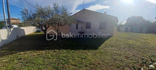 A VENDRE VILLA DE 95.43 m2 sur 865 m2 de terrain.
Habitation en rez-de-chaussée très lumineuse avec une grande pièce à vivre de 38.50 m2, avec une cheminée + insert et cet espace est climatisé. 3 chambres 1 salle de bain et douche 1 wc indépendant 1 garage de 24 m2 Terrain plat de 1084 m2. 
Le terrain plat, arboré, entièrement clôturé avec des Oliviers qui produises est son véritable atout avec une exposition Sud. Le Terrain est piscinable. La terrasse peut accueillir un BBQ. 
Un espace est dédié pour le potager, Eau du Canal et 2 Abris de jardin. Le Village est très bien desservi au niveau scolaire, transport, pharmacie, médecins et tous autres commerces. A750 à 2 minutes. 
Quartier résidentiel du village très calme. La villa a été construite en l'année 1988 et a besoin aujourd'hui d'un nouveau coup de jeune, en passant par un rafraîchissement complet pour vraiment révéler tout son joli potentiel. 
Information d'affichage énergétique sur ce bien : Classe ENERGIE C indice 179 et classe CLIMAT A indice 5. 

Votre contact pour tous renseignements et une visite. Fabrice Boubal Conseiller Bskimmobilier. Port : Voir le téléphone Mail : Contacter Agent commercial indépendant (EI). Rsac : 37815191400058 Montpellier 34 Cette annonce référence 320508 vous est présentée par votre agent commercial BSK Immobilier FABRICE BOUBAL (EI) immatriculé au RSAC de MONTPELLIER (34000) sous le numéro 37815191400058. 
Prix du bien : 299 000,00 € F.A.I
Les honoraires d'agence sont à la charge de l'acquéreur. 
A propos des performances énergétiques : Date de réalisation du diagnostic énergétique : 08/12/2025 Score DPE : 179 kWhEP/m²/an Score GES : 5 kgepCO2/m²/an Montant estimé des dépenses annuelles d'énergie pour un usage standard : entre 1198.00 € et 1620.00 € par an. 
Prix moyens des énergies indexés sur l'année 2021 (abonnements compris). Les informations sur les risques auxquels ce bien est exposé sont disponibles sur le site Géorisques : www.georisques.gouv.fr