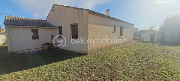 A VENDRE VILLA DE 95.43 m2 sur 865 m2 de terrain.
Habitation en rez-de-chaussée très lumineuse avec une grande pièce à vivre de 38.50 m2, avec une cheminée + insert et cet espace est climatisé. 3 chambres 1 salle de bain et douche 1 wc indépendant 1 garage de 24 m2 Terrain plat de 1084 m2. 
Le terrain plat, arboré, entièrement clôturé avec des Oliviers qui produises est son véritable atout avec une exposition Sud. Le Terrain est piscinable. La terrasse peut accueillir un BBQ. 
Un espace est dédié pour le potager, Eau du Canal et 2 Abris de jardin. Le Village est très bien desservi au niveau scolaire, transport, pharmacie, médecins et tous autres commerces. A750 à 2 minutes. 
Quartier résidentiel du village très calme. La villa a été construite en l'année 1988 et a besoin aujourd'hui d'un nouveau coup de jeune, en passant par un rafraîchissement complet pour vraiment révéler tout son joli potentiel. 
Information d'affichage énergétique sur ce bien : Classe ENERGIE C indice 179 et classe CLIMAT A indice 5. 

Votre contact pour tous renseignements et une visite. Fabrice Boubal Conseiller Bskimmobilier. Port : Voir le téléphone Mail : Contacter Agent commercial indépendant (EI). Rsac : 37815191400058 Montpellier 34 Cette annonce référence 320508 vous est présentée par votre agent commercial BSK Immobilier FABRICE BOUBAL (EI) immatriculé au RSAC de MONTPELLIER (34000) sous le numéro 37815191400058. 
Prix du bien : 299 000,00 € F.A.I
Les honoraires d'agence sont à la charge de l'acquéreur. 
A propos des performances énergétiques : Date de réalisation du diagnostic énergétique : 08/12/2025 Score DPE : 179 kWhEP/m²/an Score GES : 5 kgepCO2/m²/an Montant estimé des dépenses annuelles d'énergie pour un usage standard : entre 1198.00 € et 1620.00 € par an. 
Prix moyens des énergies indexés sur l'année 2021 (abonnements compris). Les informations sur les risques auxquels ce bien est exposé sont disponibles sur le site Géorisques : www.georisques.gouv.fr