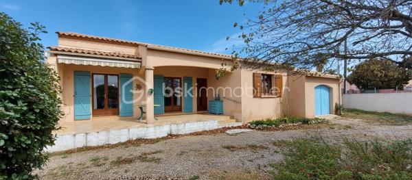A VENDRE VILLA DE 95.43 m2 sur 865 m2 de terrain.
Habitation en rez-de-chaussée très lumineuse avec une grande pièce à vivre de 38.50 m2, avec une cheminée + insert et cet espace est climatisé. 3 chambres 1 salle de bain et douche 1 wc indépendant 1 garage de 24 m2 Terrain plat de 1084 m2. 
Le terrain plat, arboré, entièrement clôturé avec des Oliviers qui produises est son véritable atout avec une exposition Sud. Le Terrain est piscinable. La terrasse peut accueillir un BBQ. 
Un espace est dédié pour le potager, Eau du Canal et 2 Abris de jardin. Le Village est très bien desservi au niveau scolaire, transport, pharmacie, médecins et tous autres commerces. A750 à 2 minutes. 
Quartier résidentiel du village très calme. La villa a été construite en l'année 1988 et a besoin aujourd'hui d'un nouveau coup de jeune, en passant par un rafraîchissement complet pour vraiment révéler tout son joli potentiel. 
Information d'affichage énergétique sur ce bien : Classe ENERGIE C indice 179 et classe CLIMAT A indice 5. 

Votre contact pour tous renseignements et une visite. Fabrice Boubal Conseiller Bskimmobilier. Port : Voir le téléphone Mail : Contacter Agent commercial indépendant (EI). Rsac : 37815191400058 Montpellier 34 Cette annonce référence 320508 vous est présentée par votre agent commercial BSK Immobilier FABRICE BOUBAL (EI) immatriculé au RSAC de MONTPELLIER (34000) sous le numéro 37815191400058. 
Prix du bien : 299 000,00 € F.A.I
Les honoraires d'agence sont à la charge de l'acquéreur. 
A propos des performances énergétiques : Date de réalisation du diagnostic énergétique : 08/12/2025 Score DPE : 179 kWhEP/m²/an Score GES : 5 kgepCO2/m²/an Montant estimé des dépenses annuelles d'énergie pour un usage standard : entre 1198.00 € et 1620.00 € par an. 
Prix moyens des énergies indexés sur l'année 2021 (abonnements compris). Les informations sur les risques auxquels ce bien est exposé sont disponibles sur le site Géorisques : www.georisques.gouv.fr