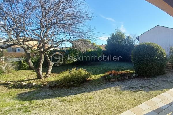 A VENDRE VILLA DE 95.43 m2 sur 865 m2 de terrain.
Habitation en rez-de-chaussée très lumineuse avec une grande pièce à vivre de 38.50 m2, avec une cheminée + insert et cet espace est climatisé. 3 chambres 1 salle de bain et douche 1 wc indépendant 1 garage de 24 m2 Terrain plat de 1084 m2. 
Le terrain plat, arboré, entièrement clôturé avec des Oliviers qui produises est son véritable atout avec une exposition Sud. Le Terrain est piscinable. La terrasse peut accueillir un BBQ. 
Un espace est dédié pour le potager, Eau du Canal et 2 Abris de jardin. Le Village est très bien desservi au niveau scolaire, transport, pharmacie, médecins et tous autres commerces. A750 à 2 minutes. 
Quartier résidentiel du village très calme. La villa a été construite en l'année 1988 et a besoin aujourd'hui d'un nouveau coup de jeune, en passant par un rafraîchissement complet pour vraiment révéler tout son joli potentiel. 
Information d'affichage énergétique sur ce bien : Classe ENERGIE C indice 179 et classe CLIMAT A indice 5. 

Votre contact pour tous renseignements et une visite. Fabrice Boubal Conseiller Bskimmobilier. Port : Voir le téléphone Mail : Contacter Agent commercial indépendant (EI). Rsac : 37815191400058 Montpellier 34 Cette annonce référence 320508 vous est présentée par votre agent commercial BSK Immobilier FABRICE BOUBAL (EI) immatriculé au RSAC de MONTPELLIER (34000) sous le numéro 37815191400058. 
Prix du bien : 299 000,00 € F.A.I
Les honoraires d'agence sont à la charge de l'acquéreur. 
A propos des performances énergétiques : Date de réalisation du diagnostic énergétique : 08/12/2025 Score DPE : 179 kWhEP/m²/an Score GES : 5 kgepCO2/m²/an Montant estimé des dépenses annuelles d'énergie pour un usage standard : entre 1198.00 € et 1620.00 € par an. 
Prix moyens des énergies indexés sur l'année 2021 (abonnements compris). Les informations sur les risques auxquels ce bien est exposé sont disponibles sur le site Géorisques : www.georisques.gouv.fr