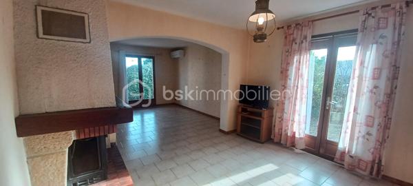 A VENDRE VILLA DE 95.43 m2 sur 865 m2 de terrain.
Habitation en rez-de-chaussée très lumineuse avec une grande pièce à vivre de 38.50 m2, avec une cheminée + insert et cet espace est climatisé. 3 chambres 1 salle de bain et douche 1 wc indépendant 1 garage de 24 m2 Terrain plat de 1084 m2. 
Le terrain plat, arboré, entièrement clôturé avec des Oliviers qui produises est son véritable atout avec une exposition Sud. Le Terrain est piscinable. La terrasse peut accueillir un BBQ. 
Un espace est dédié pour le potager, Eau du Canal et 2 Abris de jardin. Le Village est très bien desservi au niveau scolaire, transport, pharmacie, médecins et tous autres commerces. A750 à 2 minutes. 
Quartier résidentiel du village très calme. La villa a été construite en l'année 1988 et a besoin aujourd'hui d'un nouveau coup de jeune, en passant par un rafraîchissement complet pour vraiment révéler tout son joli potentiel. 
Information d'affichage énergétique sur ce bien : Classe ENERGIE C indice 179 et classe CLIMAT A indice 5. 

Votre contact pour tous renseignements et une visite. Fabrice Boubal Conseiller Bskimmobilier. Port : Voir le téléphone Mail : Contacter Agent commercial indépendant (EI). Rsac : 37815191400058 Montpellier 34 Cette annonce référence 320508 vous est présentée par votre agent commercial BSK Immobilier FABRICE BOUBAL (EI) immatriculé au RSAC de MONTPELLIER (34000) sous le numéro 37815191400058. 
Prix du bien : 299 000,00 € F.A.I
Les honoraires d'agence sont à la charge de l'acquéreur. 
A propos des performances énergétiques : Date de réalisation du diagnostic énergétique : 08/12/2025 Score DPE : 179 kWhEP/m²/an Score GES : 5 kgepCO2/m²/an Montant estimé des dépenses annuelles d'énergie pour un usage standard : entre 1198.00 € et 1620.00 € par an. 
Prix moyens des énergies indexés sur l'année 2021 (abonnements compris). Les informations sur les risques auxquels ce bien est exposé sont disponibles sur le site Géorisques : www.georisques.gouv.fr
