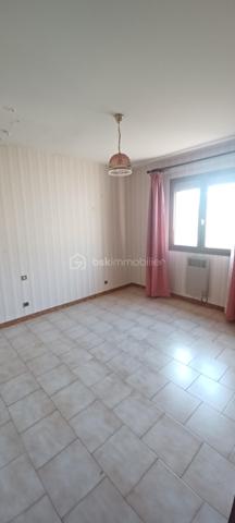 A VENDRE VILLA DE 95.43 m2 sur 865 m2 de terrain.
Habitation en rez-de-chaussée très lumineuse avec une grande pièce à vivre de 38.50 m2, avec une cheminée + insert et cet espace est climatisé. 3 chambres 1 salle de bain et douche 1 wc indépendant 1 garage de 24 m2 Terrain plat de 1084 m2. 
Le terrain plat, arboré, entièrement clôturé avec des Oliviers qui produises est son véritable atout avec une exposition Sud. Le Terrain est piscinable. La terrasse peut accueillir un BBQ. 
Un espace est dédié pour le potager, Eau du Canal et 2 Abris de jardin. Le Village est très bien desservi au niveau scolaire, transport, pharmacie, médecins et tous autres commerces. A750 à 2 minutes. 
Quartier résidentiel du village très calme. La villa a été construite en l'année 1988 et a besoin aujourd'hui d'un nouveau coup de jeune, en passant par un rafraîchissement complet pour vraiment révéler tout son joli potentiel. 
Information d'affichage énergétique sur ce bien : Classe ENERGIE C indice 179 et classe CLIMAT A indice 5. 

Votre contact pour tous renseignements et une visite. Fabrice Boubal Conseiller Bskimmobilier. Port : Voir le téléphone Mail : Contacter Agent commercial indépendant (EI). Rsac : 37815191400058 Montpellier 34 Cette annonce référence 320508 vous est présentée par votre agent commercial BSK Immobilier FABRICE BOUBAL (EI) immatriculé au RSAC de MONTPELLIER (34000) sous le numéro 37815191400058. 
Prix du bien : 299 000,00 € F.A.I
Les honoraires d'agence sont à la charge de l'acquéreur. 
A propos des performances énergétiques : Date de réalisation du diagnostic énergétique : 08/12/2025 Score DPE : 179 kWhEP/m²/an Score GES : 5 kgepCO2/m²/an Montant estimé des dépenses annuelles d'énergie pour un usage standard : entre 1198.00 € et 1620.00 € par an. 
Prix moyens des énergies indexés sur l'année 2021 (abonnements compris). Les informations sur les risques auxquels ce bien est exposé sont disponibles sur le site Géorisques : www.georisques.gouv.fr
