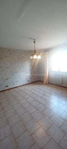 A VENDRE VILLA DE 95.43 m2 sur 865 m2 de terrain.
Habitation en rez-de-chaussée très lumineuse avec une grande pièce à vivre de 38.50 m2, avec une cheminée + insert et cet espace est climatisé. 3 chambres 1 salle de bain et douche 1 wc indépendant 1 garage de 24 m2 Terrain plat de 1084 m2. 
Le terrain plat, arboré, entièrement clôturé avec des Oliviers qui produises est son véritable atout avec une exposition Sud. Le Terrain est piscinable. La terrasse peut accueillir un BBQ. 
Un espace est dédié pour le potager, Eau du Canal et 2 Abris de jardin. Le Village est très bien desservi au niveau scolaire, transport, pharmacie, médecins et tous autres commerces. A750 à 2 minutes. 
Quartier résidentiel du village très calme. La villa a été construite en l'année 1988 et a besoin aujourd'hui d'un nouveau coup de jeune, en passant par un rafraîchissement complet pour vraiment révéler tout son joli potentiel. 
Information d'affichage énergétique sur ce bien : Classe ENERGIE C indice 179 et classe CLIMAT A indice 5. 

Votre contact pour tous renseignements et une visite. Fabrice Boubal Conseiller Bskimmobilier. Port : Voir le téléphone Mail : Contacter Agent commercial indépendant (EI). Rsac : 37815191400058 Montpellier 34 Cette annonce référence 320508 vous est présentée par votre agent commercial BSK Immobilier FABRICE BOUBAL (EI) immatriculé au RSAC de MONTPELLIER (34000) sous le numéro 37815191400058. 
Prix du bien : 299 000,00 € F.A.I
Les honoraires d'agence sont à la charge de l'acquéreur. 
A propos des performances énergétiques : Date de réalisation du diagnostic énergétique : 08/12/2025 Score DPE : 179 kWhEP/m²/an Score GES : 5 kgepCO2/m²/an Montant estimé des dépenses annuelles d'énergie pour un usage standard : entre 1198.00 € et 1620.00 € par an. 
Prix moyens des énergies indexés sur l'année 2021 (abonnements compris). Les informations sur les risques auxquels ce bien est exposé sont disponibles sur le site Géorisques : www.georisques.gouv.fr