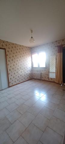 A VENDRE VILLA DE 95.43 m2 sur 865 m2 de terrain.
Habitation en rez-de-chaussée très lumineuse avec une grande pièce à vivre de 38.50 m2, avec une cheminée + insert et cet espace est climatisé. 3 chambres 1 salle de bain et douche 1 wc indépendant 1 garage de 24 m2 Terrain plat de 1084 m2. 
Le terrain plat, arboré, entièrement clôturé avec des Oliviers qui produises est son véritable atout avec une exposition Sud. Le Terrain est piscinable. La terrasse peut accueillir un BBQ. 
Un espace est dédié pour le potager, Eau du Canal et 2 Abris de jardin. Le Village est très bien desservi au niveau scolaire, transport, pharmacie, médecins et tous autres commerces. A750 à 2 minutes. 
Quartier résidentiel du village très calme. La villa a été construite en l'année 1988 et a besoin aujourd'hui d'un nouveau coup de jeune, en passant par un rafraîchissement complet pour vraiment révéler tout son joli potentiel. 
Information d'affichage énergétique sur ce bien : Classe ENERGIE C indice 179 et classe CLIMAT A indice 5. 

Votre contact pour tous renseignements et une visite. Fabrice Boubal Conseiller Bskimmobilier. Port : Voir le téléphone Mail : Contacter Agent commercial indépendant (EI). Rsac : 37815191400058 Montpellier 34 Cette annonce référence 320508 vous est présentée par votre agent commercial BSK Immobilier FABRICE BOUBAL (EI) immatriculé au RSAC de MONTPELLIER (34000) sous le numéro 37815191400058. 
Prix du bien : 299 000,00 € F.A.I
Les honoraires d'agence sont à la charge de l'acquéreur. 
A propos des performances énergétiques : Date de réalisation du diagnostic énergétique : 08/12/2025 Score DPE : 179 kWhEP/m²/an Score GES : 5 kgepCO2/m²/an Montant estimé des dépenses annuelles d'énergie pour un usage standard : entre 1198.00 € et 1620.00 € par an. 
Prix moyens des énergies indexés sur l'année 2021 (abonnements compris). Les informations sur les risques auxquels ce bien est exposé sont disponibles sur le site Géorisques : www.georisques.gouv.fr