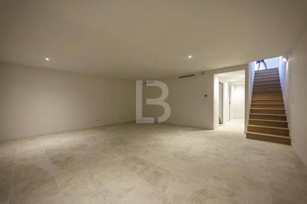 A vendre à l'ouest du Cap d'Antibes, belle villa provençale neuve