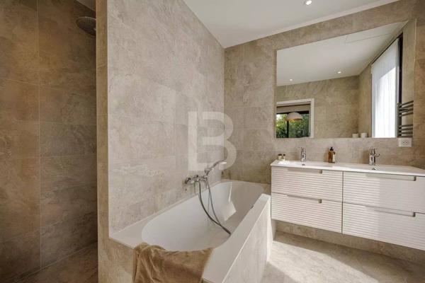 A vendre à l'ouest du Cap d'Antibes, belle villa provençale neuve