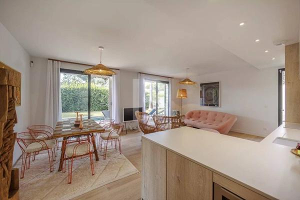 A vendre à l'ouest du Cap d'Antibes, belle villa provençale neuve