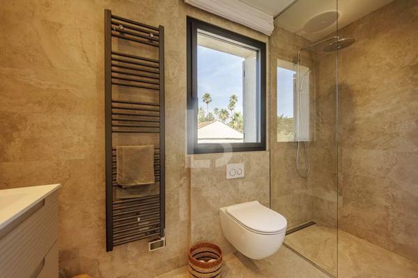 A vendre à l'ouest du Cap d'Antibes, belle villa provençale neuve