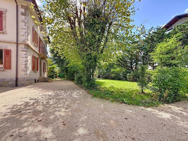 A vendre à GAILLARD (74), Maison Bourgeoise P7 de 227 m² + dépendance sur terrain d'env. 1200 m²
