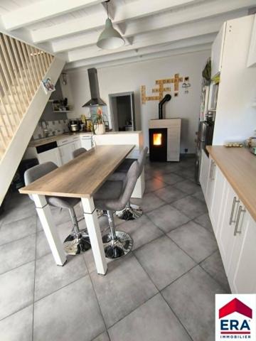Maison de charme à Veyrins-Thuellin : 6 pièces, 4 chambres, poêle à granulés et terrain XXL !