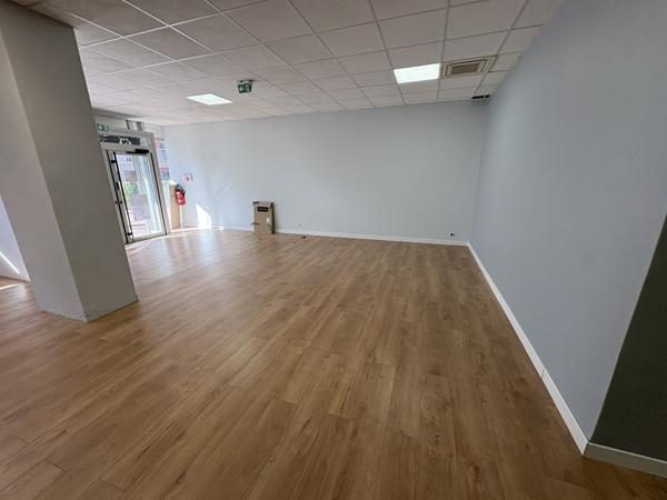 Marseille (13006) Local Commercial - 180m2 - Cantini / 26ème Centenaire