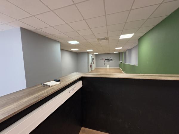 Marseille (13006) Local Commercial - 180m2 - Cantini / 26ème Centenaire