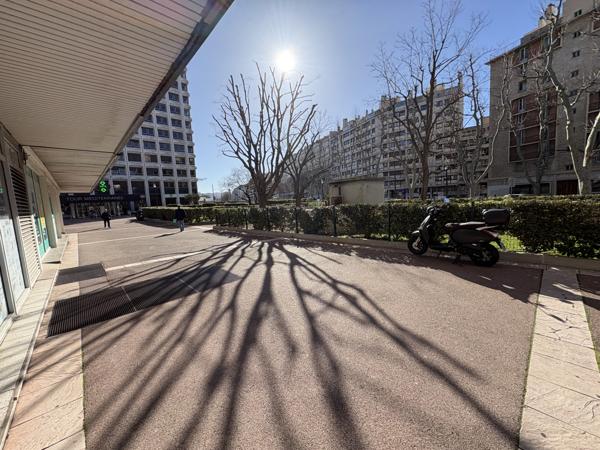 Marseille (13006) Local Commercial - 180m2 - Cantini / 26ème Centenaire