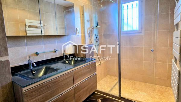 Proche des commerces.