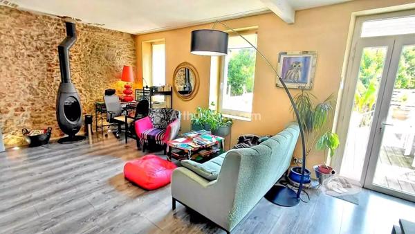Vente                                                      Maison de ville
                        
                     6 pièces                      165 m2                     à Castres