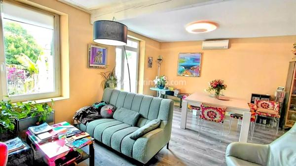 Vente                                                      Maison de ville
                        
                     6 pièces                      165 m2                     à Castres