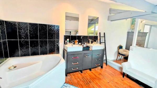 Vente                                                      Maison de ville
                        
                     6 pièces                      165 m2                     à Castres