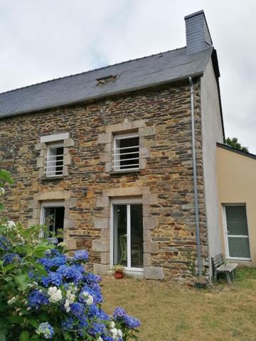 Maison  en Pierre Loyat  3 chambres 107 m2