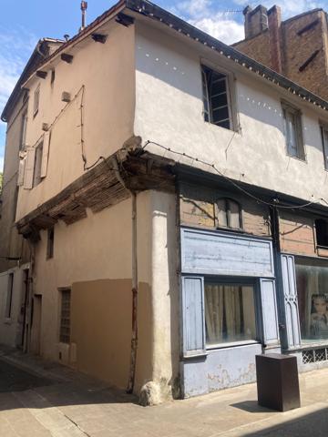 Carcassonne Bastide, immeuble de 3 appartements et local commercial à rénover.