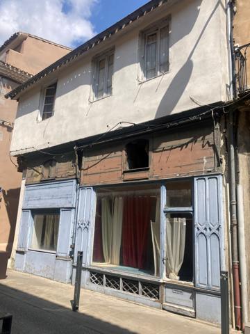 Carcassonne Bastide, immeuble de 3 appartements et local commercial à rénover.
