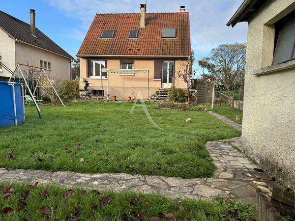 Maison idéale pour une famille en quête d'un cadre de vie pratique et agréable.