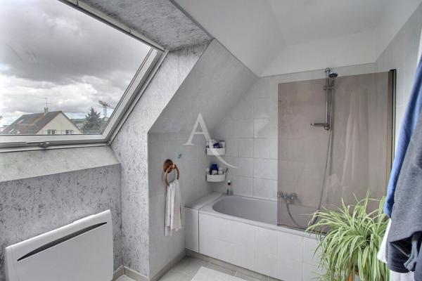 Maison idéale pour une famille en quête d'un cadre de vie pratique et agréable.