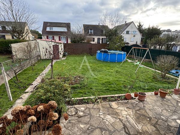 Maison idéale pour une famille en quête d'un cadre de vie pratique et agréable.