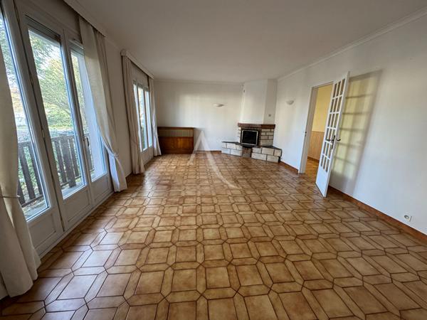 Maison idéale pour une famille en quête d'un cadre de vie pratique et agréable.