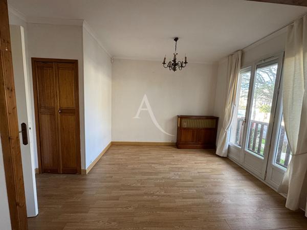 Maison idéale pour une famille en quête d'un cadre de vie pratique et agréable.