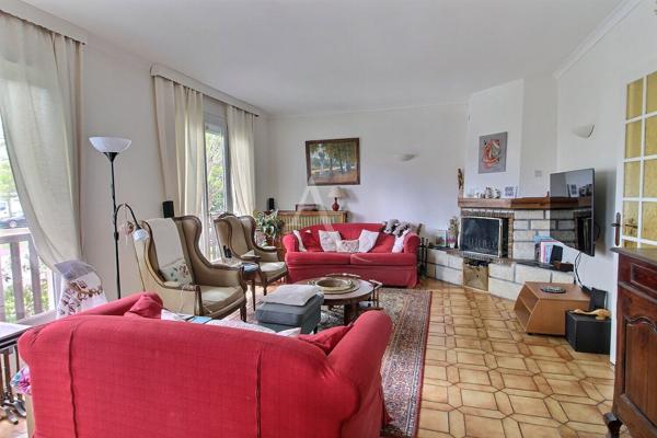 Maison idéale pour une famille en quête d'un cadre de vie pratique et agréable.