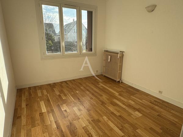 Maison idéale pour une famille en quête d'un cadre de vie pratique et agréable.