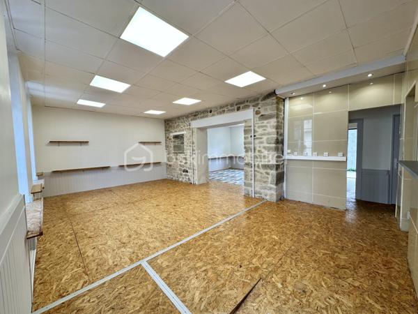QUIMPER – QUARTIER DU CAP HORN – À DEUX PAS DE L’ODET ET DES COMMODITÉS – LOCAL COMMERCIAL TRAVERSANT DE 75 M² – QUELQUES TRAVAUX À PRÉVOIR – PRIX ATTRACTIF – EXCLUSIVITÉ.

**** Une base fonctionnelle et lumineuse, idéale pour implanter son activité ou réaliser un investissement locatif. ****

Gino DUPUY vous propose en exclusivité, au rez-de-chaussée d’une petite copropriété située dans le quartier dynamique du Cap Horn à Quimper, ce local commercial traversant d’environ 75 m².

À proximité immédiate de l’Odet, des commerces et des commodités, le local bénéficie d’un emplacement facilement identifiable et d’un environnement adapté à de nombreuses activités professionnelles.

Il se compose :

D’une entrée donnant sur une grande pièce ouverte et lumineuse
D’un second espace situé à l’arrière du local
D’un coin technique correspondant à une ancienne cuisine
D’un couloir desservant un WC avec lave-mains
D’un accès indépendant à l’arrière donnant sur une cour

Le local (sur vide sanitaire) dispose actuellement d’un plancher bois recouvert d’OSB ainsi que d’un plafond modulable en dalles 60 × 60, permettant une adaptation relativement simple de l’aménagement intérieur.

Une proposition d’aménagement virtuel avec parquet flottant permet de mieux visualiser le potentiel du local après rénovation.

Les menuiseries sont en PVC double vitrage, à l’exception des portes d’entrée. 
Quelques travaux sont à prévoir, mais le local présente une base fonctionnelle et a déjà été exploité dans le cadre d’une location professionnelle.

Aucune place de stationnement privative n’est incluse, mais plusieurs possibilités de stationnement sont disponibles dans les rues adjacentes du Cap Horn.

Ce local conviendra aussi bien :

À un investisseur recherchant un bien à remettre en location
À un professionnel souhaitant implanter son activité et ne plus verser de loyer
À une activité commerciale, libérale, artisanale ou de services, sous réserve du règlement de copropriété et des autorisations nécessaires


- - - Visite uniquement sur rendez-vous - - -

Contact Exclusif BSK : Gino DUPUY

_________________________________________________

VENTE IMMOBILIÈRE – QUIMPER & Alentours
Échangeons sur votre projet, sans engagement, pour définir la meilleure stratégie de vente.

APPORTEURS D'AFFAIRES
Vous connaissez quelqu'un qui souhaite vendre ou acheter ?
Un simple message suffit pour initier un contact, je m'occupe du reste. Rémunération attractive.

COLLABORATION INTERCABINET
Discutons volontiers d'un partage de mandat ou d'un acheteur en recherche.

_________________________________________________

Honoraires charge vendeur : aucun frais d'agence supplémentaires pour vous.
Le prix affiché est votre prix final hors frais de notaire.