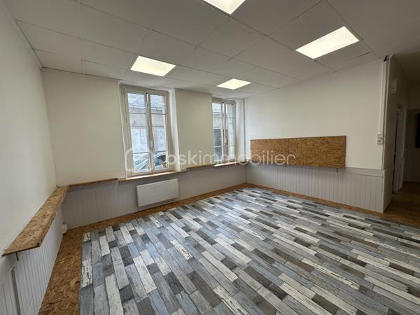 QUIMPER – QUARTIER DU CAP HORN – À DEUX PAS DE L’ODET ET DES COMMODITÉS – LOCAL COMMERCIAL TRAVERSANT DE 75 M² – QUELQUES TRAVAUX À PRÉVOIR – PRIX ATTRACTIF – EXCLUSIVITÉ.

**** Une base fonctionnelle et lumineuse, idéale pour implanter son activité ou réaliser un investissement locatif. ****

Gino DUPUY vous propose en exclusivité, au rez-de-chaussée d’une petite copropriété située dans le quartier dynamique du Cap Horn à Quimper, ce local commercial traversant d’environ 75 m².

À proximité immédiate de l’Odet, des commerces et des commodités, le local bénéficie d’un emplacement facilement identifiable et d’un environnement adapté à de nombreuses activités professionnelles.

Il se compose :

D’une entrée donnant sur une grande pièce ouverte et lumineuse
D’un second espace situé à l’arrière du local
D’un coin technique correspondant à une ancienne cuisine
D’un couloir desservant un WC avec lave-mains
D’un accès indépendant à l’arrière donnant sur une cour

Le local (sur vide sanitaire) dispose actuellement d’un plancher bois recouvert d’OSB ainsi que d’un plafond modulable en dalles 60 × 60, permettant une adaptation relativement simple de l’aménagement intérieur.

Une proposition d’aménagement virtuel avec parquet flottant permet de mieux visualiser le potentiel du local après rénovation.

Les menuiseries sont en PVC double vitrage, à l’exception des portes d’entrée. 
Quelques travaux sont à prévoir, mais le local présente une base fonctionnelle et a déjà été exploité dans le cadre d’une location professionnelle.

Aucune place de stationnement privative n’est incluse, mais plusieurs possibilités de stationnement sont disponibles dans les rues adjacentes du Cap Horn.

Ce local conviendra aussi bien :

À un investisseur recherchant un bien à remettre en location
À un professionnel souhaitant implanter son activité et ne plus verser de loyer
À une activité commerciale, libérale, artisanale ou de services, sous réserve du règlement de copropriété et des autorisations nécessaires


- - - Visite uniquement sur rendez-vous - - -

Contact Exclusif BSK : Gino DUPUY

_________________________________________________

VENTE IMMOBILIÈRE – QUIMPER & Alentours
Échangeons sur votre projet, sans engagement, pour définir la meilleure stratégie de vente.

APPORTEURS D'AFFAIRES
Vous connaissez quelqu'un qui souhaite vendre ou acheter ?
Un simple message suffit pour initier un contact, je m'occupe du reste. Rémunération attractive.

COLLABORATION INTERCABINET
Discutons volontiers d'un partage de mandat ou d'un acheteur en recherche.

_________________________________________________

Honoraires charge vendeur : aucun frais d'agence supplémentaires pour vous.
Le prix affiché est votre prix final hors frais de notaire.