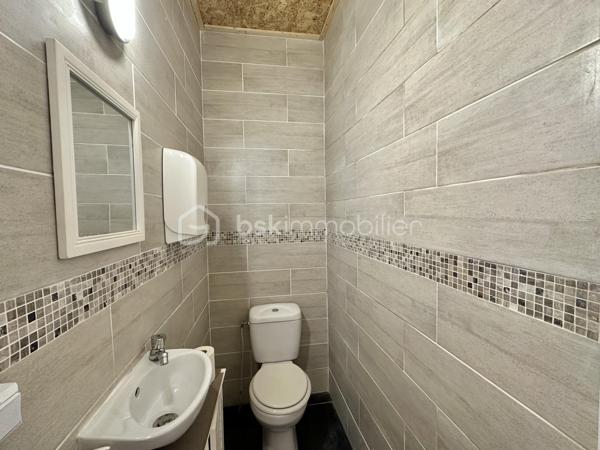 QUIMPER – QUARTIER DU CAP HORN – À DEUX PAS DE L’ODET ET DES COMMODITÉS – LOCAL COMMERCIAL TRAVERSANT DE 75 M² – QUELQUES TRAVAUX À PRÉVOIR – PRIX ATTRACTIF – EXCLUSIVITÉ.

**** Une base fonctionnelle et lumineuse, idéale pour implanter son activité ou réaliser un investissement locatif. ****

Gino DUPUY vous propose en exclusivité, au rez-de-chaussée d’une petite copropriété située dans le quartier dynamique du Cap Horn à Quimper, ce local commercial traversant d’environ 75 m².

À proximité immédiate de l’Odet, des commerces et des commodités, le local bénéficie d’un emplacement facilement identifiable et d’un environnement adapté à de nombreuses activités professionnelles.

Il se compose :

D’une entrée donnant sur une grande pièce ouverte et lumineuse
D’un second espace situé à l’arrière du local
D’un coin technique correspondant à une ancienne cuisine
D’un couloir desservant un WC avec lave-mains
D’un accès indépendant à l’arrière donnant sur une cour

Le local (sur vide sanitaire) dispose actuellement d’un plancher bois recouvert d’OSB ainsi que d’un plafond modulable en dalles 60 × 60, permettant une adaptation relativement simple de l’aménagement intérieur.

Une proposition d’aménagement virtuel avec parquet flottant permet de mieux visualiser le potentiel du local après rénovation.

Les menuiseries sont en PVC double vitrage, à l’exception des portes d’entrée. 
Quelques travaux sont à prévoir, mais le local présente une base fonctionnelle et a déjà été exploité dans le cadre d’une location professionnelle.

Aucune place de stationnement privative n’est incluse, mais plusieurs possibilités de stationnement sont disponibles dans les rues adjacentes du Cap Horn.

Ce local conviendra aussi bien :

À un investisseur recherchant un bien à remettre en location
À un professionnel souhaitant implanter son activité et ne plus verser de loyer
À une activité commerciale, libérale, artisanale ou de services, sous réserve du règlement de copropriété et des autorisations nécessaires


- - - Visite uniquement sur rendez-vous - - -

Contact Exclusif BSK : Gino DUPUY

_________________________________________________

VENTE IMMOBILIÈRE – QUIMPER & Alentours
Échangeons sur votre projet, sans engagement, pour définir la meilleure stratégie de vente.

APPORTEURS D'AFFAIRES
Vous connaissez quelqu'un qui souhaite vendre ou acheter ?
Un simple message suffit pour initier un contact, je m'occupe du reste. Rémunération attractive.

COLLABORATION INTERCABINET
Discutons volontiers d'un partage de mandat ou d'un acheteur en recherche.

_________________________________________________

Honoraires charge vendeur : aucun frais d'agence supplémentaires pour vous.
Le prix affiché est votre prix final hors frais de notaire.
