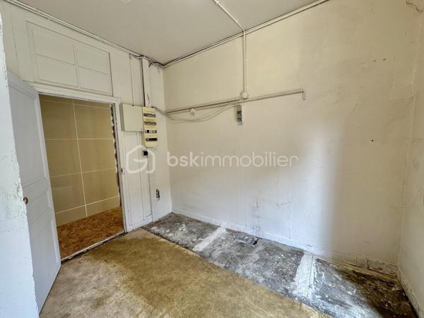 QUIMPER – QUARTIER DU CAP HORN – À DEUX PAS DE L’ODET ET DES COMMODITÉS – LOCAL COMMERCIAL TRAVERSANT DE 75 M² – QUELQUES TRAVAUX À PRÉVOIR – PRIX ATTRACTIF – EXCLUSIVITÉ.

**** Une base fonctionnelle et lumineuse, idéale pour implanter son activité ou réaliser un investissement locatif. ****

Gino DUPUY vous propose en exclusivité, au rez-de-chaussée d’une petite copropriété située dans le quartier dynamique du Cap Horn à Quimper, ce local commercial traversant d’environ 75 m².

À proximité immédiate de l’Odet, des commerces et des commodités, le local bénéficie d’un emplacement facilement identifiable et d’un environnement adapté à de nombreuses activités professionnelles.

Il se compose :

D’une entrée donnant sur une grande pièce ouverte et lumineuse
D’un second espace situé à l’arrière du local
D’un coin technique correspondant à une ancienne cuisine
D’un couloir desservant un WC avec lave-mains
D’un accès indépendant à l’arrière donnant sur une cour

Le local (sur vide sanitaire) dispose actuellement d’un plancher bois recouvert d’OSB ainsi que d’un plafond modulable en dalles 60 × 60, permettant une adaptation relativement simple de l’aménagement intérieur.

Une proposition d’aménagement virtuel avec parquet flottant permet de mieux visualiser le potentiel du local après rénovation.

Les menuiseries sont en PVC double vitrage, à l’exception des portes d’entrée. 
Quelques travaux sont à prévoir, mais le local présente une base fonctionnelle et a déjà été exploité dans le cadre d’une location professionnelle.

Aucune place de stationnement privative n’est incluse, mais plusieurs possibilités de stationnement sont disponibles dans les rues adjacentes du Cap Horn.

Ce local conviendra aussi bien :

À un investisseur recherchant un bien à remettre en location
À un professionnel souhaitant implanter son activité et ne plus verser de loyer
À une activité commerciale, libérale, artisanale ou de services, sous réserve du règlement de copropriété et des autorisations nécessaires


- - - Visite uniquement sur rendez-vous - - -

Contact Exclusif BSK : Gino DUPUY

_________________________________________________

VENTE IMMOBILIÈRE – QUIMPER & Alentours
Échangeons sur votre projet, sans engagement, pour définir la meilleure stratégie de vente.

APPORTEURS D'AFFAIRES
Vous connaissez quelqu'un qui souhaite vendre ou acheter ?
Un simple message suffit pour initier un contact, je m'occupe du reste. Rémunération attractive.

COLLABORATION INTERCABINET
Discutons volontiers d'un partage de mandat ou d'un acheteur en recherche.

_________________________________________________

Honoraires charge vendeur : aucun frais d'agence supplémentaires pour vous.
Le prix affiché est votre prix final hors frais de notaire.