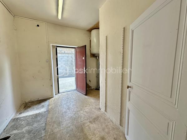 QUIMPER – QUARTIER DU CAP HORN – À DEUX PAS DE L’ODET ET DES COMMODITÉS – LOCAL COMMERCIAL TRAVERSANT DE 75 M² – QUELQUES TRAVAUX À PRÉVOIR – PRIX ATTRACTIF – EXCLUSIVITÉ.

**** Une base fonctionnelle et lumineuse, idéale pour implanter son activité ou réaliser un investissement locatif. ****

Gino DUPUY vous propose en exclusivité, au rez-de-chaussée d’une petite copropriété située dans le quartier dynamique du Cap Horn à Quimper, ce local commercial traversant d’environ 75 m².

À proximité immédiate de l’Odet, des commerces et des commodités, le local bénéficie d’un emplacement facilement identifiable et d’un environnement adapté à de nombreuses activités professionnelles.

Il se compose :

D’une entrée donnant sur une grande pièce ouverte et lumineuse
D’un second espace situé à l’arrière du local
D’un coin technique correspondant à une ancienne cuisine
D’un couloir desservant un WC avec lave-mains
D’un accès indépendant à l’arrière donnant sur une cour

Le local (sur vide sanitaire) dispose actuellement d’un plancher bois recouvert d’OSB ainsi que d’un plafond modulable en dalles 60 × 60, permettant une adaptation relativement simple de l’aménagement intérieur.

Une proposition d’aménagement virtuel avec parquet flottant permet de mieux visualiser le potentiel du local après rénovation.

Les menuiseries sont en PVC double vitrage, à l’exception des portes d’entrée. 
Quelques travaux sont à prévoir, mais le local présente une base fonctionnelle et a déjà été exploité dans le cadre d’une location professionnelle.

Aucune place de stationnement privative n’est incluse, mais plusieurs possibilités de stationnement sont disponibles dans les rues adjacentes du Cap Horn.

Ce local conviendra aussi bien :

À un investisseur recherchant un bien à remettre en location
À un professionnel souhaitant implanter son activité et ne plus verser de loyer
À une activité commerciale, libérale, artisanale ou de services, sous réserve du règlement de copropriété et des autorisations nécessaires


- - - Visite uniquement sur rendez-vous - - -

Contact Exclusif BSK : Gino DUPUY

_________________________________________________

VENTE IMMOBILIÈRE – QUIMPER & Alentours
Échangeons sur votre projet, sans engagement, pour définir la meilleure stratégie de vente.

APPORTEURS D'AFFAIRES
Vous connaissez quelqu'un qui souhaite vendre ou acheter ?
Un simple message suffit pour initier un contact, je m'occupe du reste. Rémunération attractive.

COLLABORATION INTERCABINET
Discutons volontiers d'un partage de mandat ou d'un acheteur en recherche.

_________________________________________________

Honoraires charge vendeur : aucun frais d'agence supplémentaires pour vous.
Le prix affiché est votre prix final hors frais de notaire.