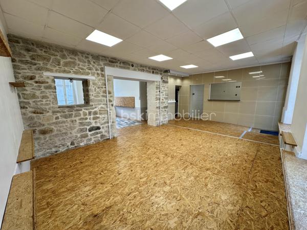 QUIMPER – QUARTIER DU CAP HORN – À DEUX PAS DE L’ODET ET DES COMMODITÉS – LOCAL COMMERCIAL TRAVERSANT DE 75 M² – QUELQUES TRAVAUX À PRÉVOIR – PRIX ATTRACTIF – EXCLUSIVITÉ.

**** Une base fonctionnelle et lumineuse, idéale pour implanter son activité ou réaliser un investissement locatif. ****

Gino DUPUY vous propose en exclusivité, au rez-de-chaussée d’une petite copropriété située dans le quartier dynamique du Cap Horn à Quimper, ce local commercial traversant d’environ 75 m².

À proximité immédiate de l’Odet, des commerces et des commodités, le local bénéficie d’un emplacement facilement identifiable et d’un environnement adapté à de nombreuses activités professionnelles.

Il se compose :

D’une entrée donnant sur une grande pièce ouverte et lumineuse
D’un second espace situé à l’arrière du local
D’un coin technique correspondant à une ancienne cuisine
D’un couloir desservant un WC avec lave-mains
D’un accès indépendant à l’arrière donnant sur une cour

Le local (sur vide sanitaire) dispose actuellement d’un plancher bois recouvert d’OSB ainsi que d’un plafond modulable en dalles 60 × 60, permettant une adaptation relativement simple de l’aménagement intérieur.

Une proposition d’aménagement virtuel avec parquet flottant permet de mieux visualiser le potentiel du local après rénovation.

Les menuiseries sont en PVC double vitrage, à l’exception des portes d’entrée. 
Quelques travaux sont à prévoir, mais le local présente une base fonctionnelle et a déjà été exploité dans le cadre d’une location professionnelle.

Aucune place de stationnement privative n’est incluse, mais plusieurs possibilités de stationnement sont disponibles dans les rues adjacentes du Cap Horn.

Ce local conviendra aussi bien :

À un investisseur recherchant un bien à remettre en location
À un professionnel souhaitant implanter son activité et ne plus verser de loyer
À une activité commerciale, libérale, artisanale ou de services, sous réserve du règlement de copropriété et des autorisations nécessaires


- - - Visite uniquement sur rendez-vous - - -

Contact Exclusif BSK : Gino DUPUY

_________________________________________________

VENTE IMMOBILIÈRE – QUIMPER & Alentours
Échangeons sur votre projet, sans engagement, pour définir la meilleure stratégie de vente.

APPORTEURS D'AFFAIRES
Vous connaissez quelqu'un qui souhaite vendre ou acheter ?
Un simple message suffit pour initier un contact, je m'occupe du reste. Rémunération attractive.

COLLABORATION INTERCABINET
Discutons volontiers d'un partage de mandat ou d'un acheteur en recherche.

_________________________________________________

Honoraires charge vendeur : aucun frais d'agence supplémentaires pour vous.
Le prix affiché est votre prix final hors frais de notaire.
