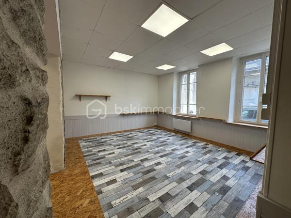 QUIMPER – QUARTIER DU CAP HORN – À DEUX PAS DE L’ODET ET DES COMMODITÉS – LOCAL COMMERCIAL TRAVERSANT DE 75 M² – QUELQUES TRAVAUX À PRÉVOIR – PRIX ATTRACTIF – EXCLUSIVITÉ.

**** Une base fonctionnelle et lumineuse, idéale pour implanter son activité ou réaliser un investissement locatif. ****

Gino DUPUY vous propose en exclusivité, au rez-de-chaussée d’une petite copropriété située dans le quartier dynamique du Cap Horn à Quimper, ce local commercial traversant d’environ 75 m².

À proximité immédiate de l’Odet, des commerces et des commodités, le local bénéficie d’un emplacement facilement identifiable et d’un environnement adapté à de nombreuses activités professionnelles.

Il se compose :

D’une entrée donnant sur une grande pièce ouverte et lumineuse
D’un second espace situé à l’arrière du local
D’un coin technique correspondant à une ancienne cuisine
D’un couloir desservant un WC avec lave-mains
D’un accès indépendant à l’arrière donnant sur une cour

Le local (sur vide sanitaire) dispose actuellement d’un plancher bois recouvert d’OSB ainsi que d’un plafond modulable en dalles 60 × 60, permettant une adaptation relativement simple de l’aménagement intérieur.

Une proposition d’aménagement virtuel avec parquet flottant permet de mieux visualiser le potentiel du local après rénovation.

Les menuiseries sont en PVC double vitrage, à l’exception des portes d’entrée. 
Quelques travaux sont à prévoir, mais le local présente une base fonctionnelle et a déjà été exploité dans le cadre d’une location professionnelle.

Aucune place de stationnement privative n’est incluse, mais plusieurs possibilités de stationnement sont disponibles dans les rues adjacentes du Cap Horn.

Ce local conviendra aussi bien :

À un investisseur recherchant un bien à remettre en location
À un professionnel souhaitant implanter son activité et ne plus verser de loyer
À une activité commerciale, libérale, artisanale ou de services, sous réserve du règlement de copropriété et des autorisations nécessaires


- - - Visite uniquement sur rendez-vous - - -

Contact Exclusif BSK : Gino DUPUY

_________________________________________________

VENTE IMMOBILIÈRE – QUIMPER & Alentours
Échangeons sur votre projet, sans engagement, pour définir la meilleure stratégie de vente.

APPORTEURS D'AFFAIRES
Vous connaissez quelqu'un qui souhaite vendre ou acheter ?
Un simple message suffit pour initier un contact, je m'occupe du reste. Rémunération attractive.

COLLABORATION INTERCABINET
Discutons volontiers d'un partage de mandat ou d'un acheteur en recherche.

_________________________________________________

Honoraires charge vendeur : aucun frais d'agence supplémentaires pour vous.
Le prix affiché est votre prix final hors frais de notaire.