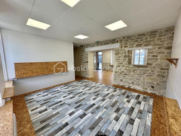 QUIMPER – QUARTIER DU CAP HORN – À DEUX PAS DE L’ODET ET DES COMMODITÉS – LOCAL COMMERCIAL TRAVERSANT DE 75 M² – QUELQUES TRAVAUX À PRÉVOIR – PRIX ATTRACTIF – EXCLUSIVITÉ.

**** Une base fonctionnelle et lumineuse, idéale pour implanter son activité ou réaliser un investissement locatif. ****

Gino DUPUY vous propose en exclusivité, au rez-de-chaussée d’une petite copropriété située dans le quartier dynamique du Cap Horn à Quimper, ce local commercial traversant d’environ 75 m².

À proximité immédiate de l’Odet, des commerces et des commodités, le local bénéficie d’un emplacement facilement identifiable et d’un environnement adapté à de nombreuses activités professionnelles.

Il se compose :

D’une entrée donnant sur une grande pièce ouverte et lumineuse
D’un second espace situé à l’arrière du local
D’un coin technique correspondant à une ancienne cuisine
D’un couloir desservant un WC avec lave-mains
D’un accès indépendant à l’arrière donnant sur une cour

Le local (sur vide sanitaire) dispose actuellement d’un plancher bois recouvert d’OSB ainsi que d’un plafond modulable en dalles 60 × 60, permettant une adaptation relativement simple de l’aménagement intérieur.

Une proposition d’aménagement virtuel avec parquet flottant permet de mieux visualiser le potentiel du local après rénovation.

Les menuiseries sont en PVC double vitrage, à l’exception des portes d’entrée. 
Quelques travaux sont à prévoir, mais le local présente une base fonctionnelle et a déjà été exploité dans le cadre d’une location professionnelle.

Aucune place de stationnement privative n’est incluse, mais plusieurs possibilités de stationnement sont disponibles dans les rues adjacentes du Cap Horn.

Ce local conviendra aussi bien :

À un investisseur recherchant un bien à remettre en location
À un professionnel souhaitant implanter son activité et ne plus verser de loyer
À une activité commerciale, libérale, artisanale ou de services, sous réserve du règlement de copropriété et des autorisations nécessaires


- - - Visite uniquement sur rendez-vous - - -

Contact Exclusif BSK : Gino DUPUY

_________________________________________________

VENTE IMMOBILIÈRE – QUIMPER & Alentours
Échangeons sur votre projet, sans engagement, pour définir la meilleure stratégie de vente.

APPORTEURS D'AFFAIRES
Vous connaissez quelqu'un qui souhaite vendre ou acheter ?
Un simple message suffit pour initier un contact, je m'occupe du reste. Rémunération attractive.

COLLABORATION INTERCABINET
Discutons volontiers d'un partage de mandat ou d'un acheteur en recherche.

_________________________________________________

Honoraires charge vendeur : aucun frais d'agence supplémentaires pour vous.
Le prix affiché est votre prix final hors frais de notaire.
